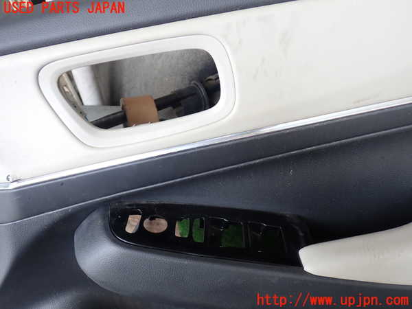 1UPJ-9228971234]ヴェゼル ハイブリッド(e：HEV)(RV5)右前ドア内張り 中古_2
