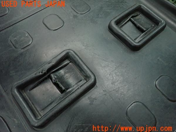 3UPJ=9229020634]ランクルプラド(KDJ95W)後期 純正 ラゲッジトレイ ラゲッジマット 中古_4