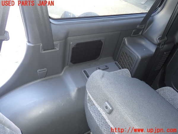 1UPJ-9229237675]パジェロ(V45W)右リアピラートリム 中古_4