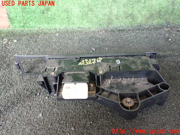 1UPJ-9229246066]ハイラックスサーフ N130系 4ドア(KZN130W)エアコンスイッチ1 中古_4