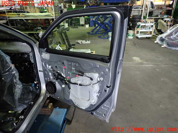 1UPJ-9229281230]ヤリス(YARIS) クロス ハイブリッド(MXPJ15)右前ドア AGC M2H3K 中古_5