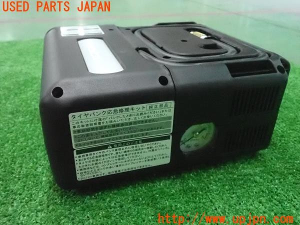 3UPJ=9229320625]レクサス CT200(ZWA10)純正 パンク修理キット 中古_4
