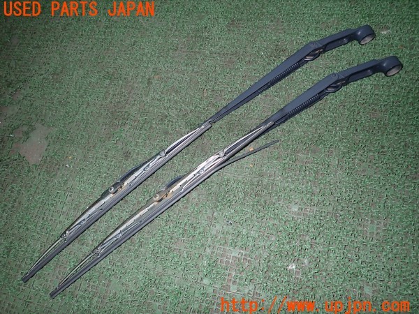 3UPJ=9229340065]キャラバン バン プレミアムGX(VW2E26)日産純正 MITSUBA ミツバ ワイパーアーム PIAA ピア ワイパーブレード付き 中古_3