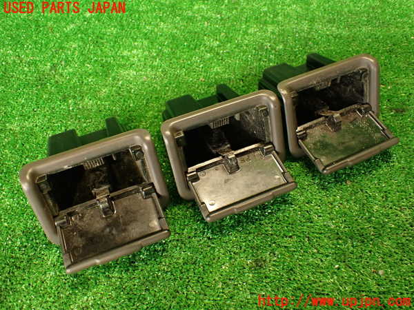 2UPJ-9229447822]ハイエースワゴン100系(KZH106W)灰皿2 中古_4
