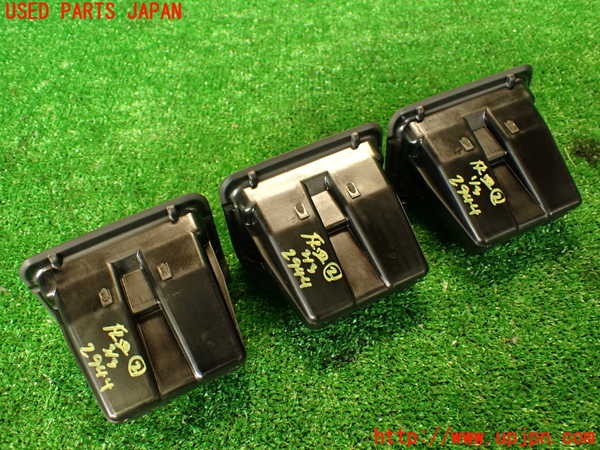 2UPJ-9229447822]ハイエースワゴン100系(KZH106W)灰皿2 中古_5