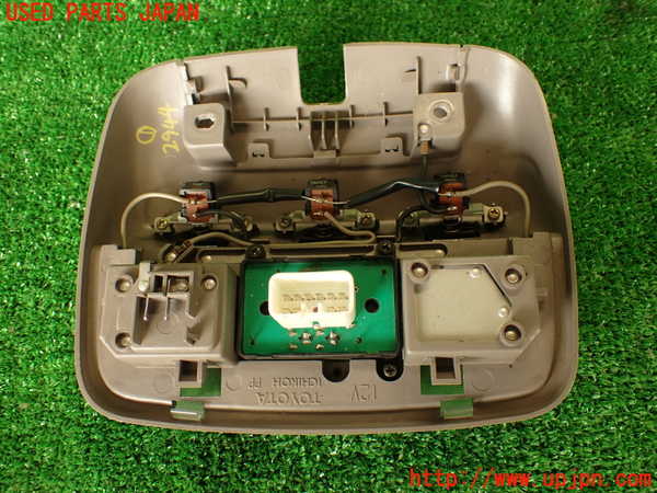 2UPJ-9229446411]ハイエースワゴン100系(KZH106W)ルームランプ1 (真中 1列目) 中古_4