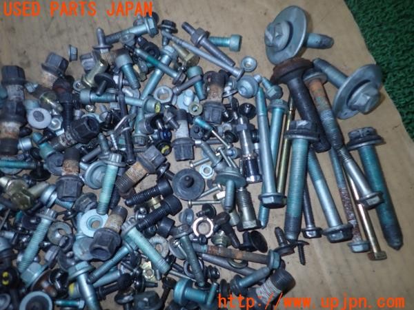 3UPJ=9229600720]アウディ TT クーペ(8NBHEF)後期 ネジ・ナット・ステー類 セット ジャンク_2