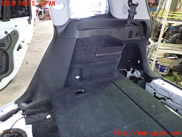 1UPJ-9229627675]BMW 218d グランツアラー(2E20 F46)右リアピラートリム 中古_4