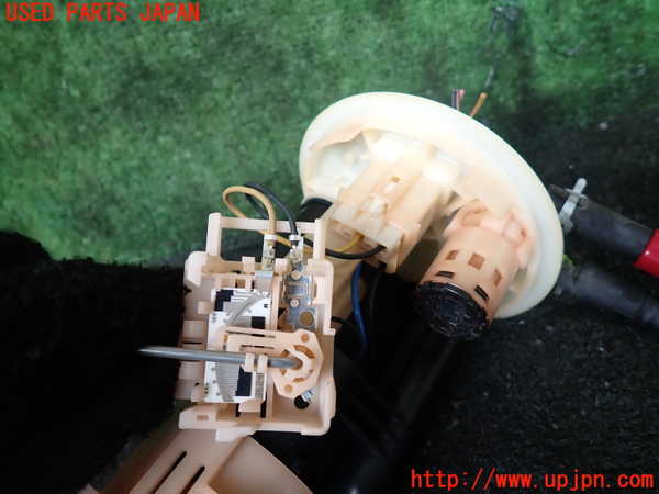 1UPJ-9229802510]ジムニー(JB23W)燃料ポンプ 中古_2