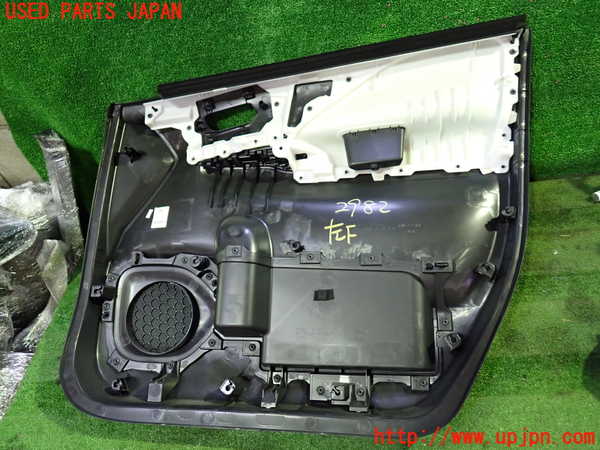 1UPJ-9229821264]セレナ(GFC27)左前ドア内張り 中古_4