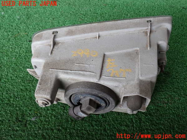 2UPJ-9229901182]ランクル100系(UZJ100W)左フォグ 中古_2