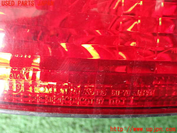 2UPJ-9229901536]ランクル100系(UZJ100W)左テールランプ 中古_2