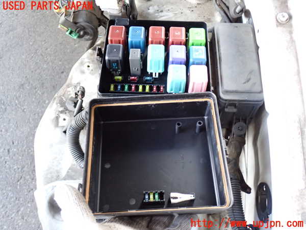 2UPJ-9229906741]ランクル100系(UZJ100W)ヒューズボックス1 中古_2