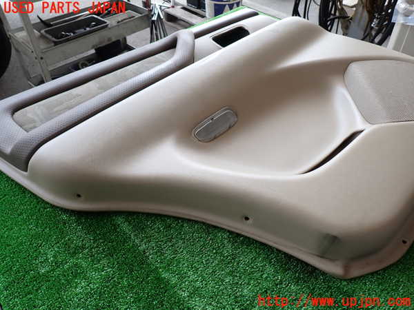 2UPJ-9229901324]ランクル100系(UZJ100W)左後ドア内張り 中古_3