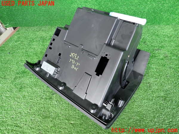 2UPJ-9229927516]ボルボ・V40(MD4204T)グローブボックス1 中古_2