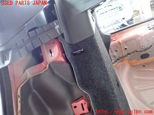 2UPJ-9229927675]ボルボ・V40(MD4204T)右リアピラートリム 中古_3