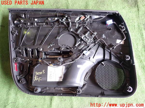 1UPJ-9230051234]アウディ・A3 スポーツバック(8VCXS)右前ドア内張り 中古_5