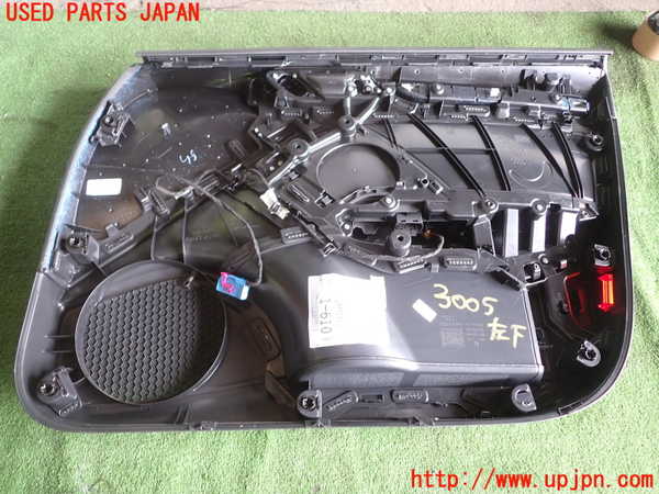 1UPJ-9230051264]アウディ・A3 スポーツバック(8VCXS)左前ドア内張り 中古_5