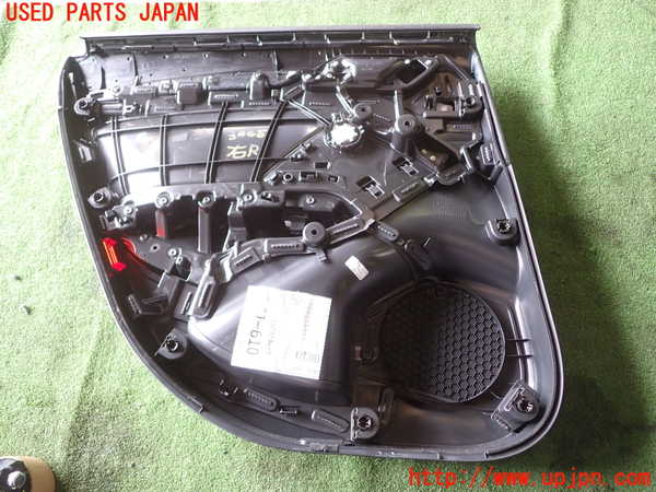 1UPJ-9230051294]アウディ・A3 スポーツバック(8VCXS)右後ドア内張り 中古_3