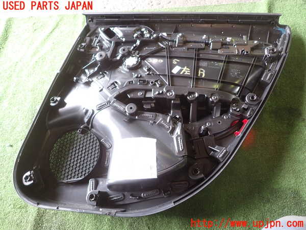 1UPJ-9230051324]アウディ・A3 スポーツバック(8VCXS)左後ドア内張り 中古_3