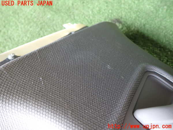 1UPJ-9230057665]アウディ・A3 スポーツバック(8VCXS)右センターピラートリム 中古_3