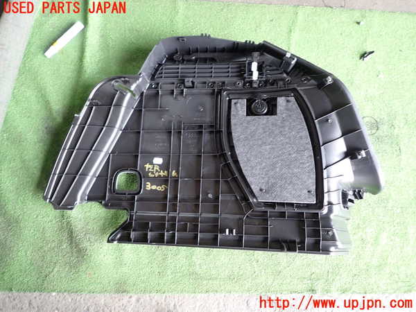 1UPJ-9230057680]アウディ・A3 スポーツバック(8VCXS)左リアピラートリム 中古_2