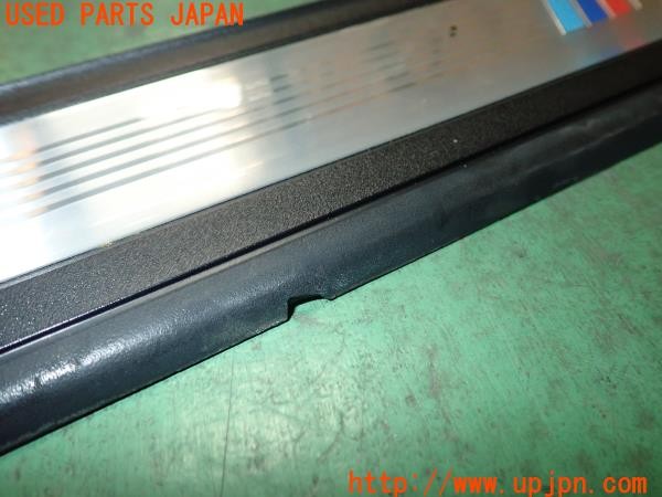 3UPJ=9230120616]BMW 325i Mスポーツ(VB25 E90)前期 純正 10627110 スカッフプレート 中古_4