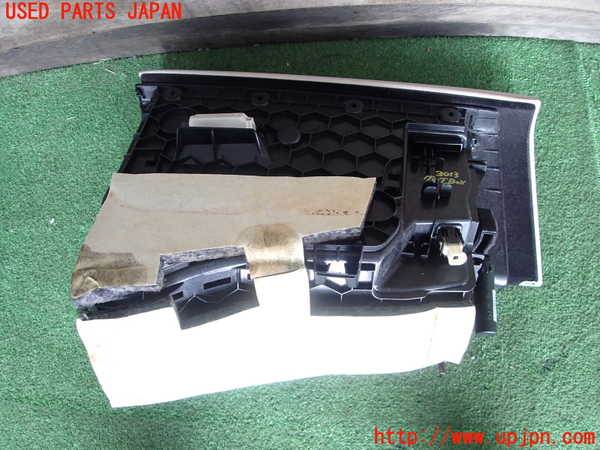 2UPJ-9230137516]BMW 328i(3A20)グローブボックス1 中古 F30_3