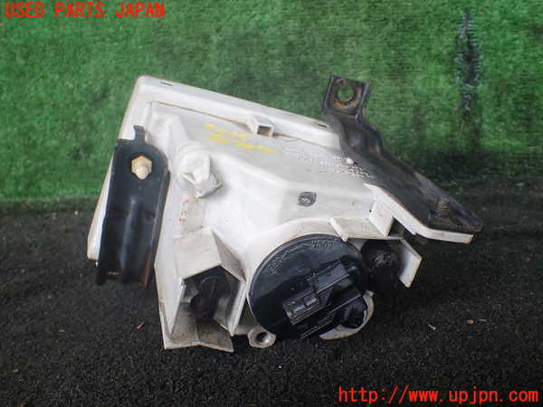 1UPJ-9230151180]ハイエースワゴン100系(KZH100G)右フォグ 中古_3