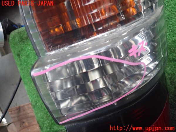 1UPJ-9230151530]ハイエースワゴン100系(KZH100G)右テールランプ 中古_2