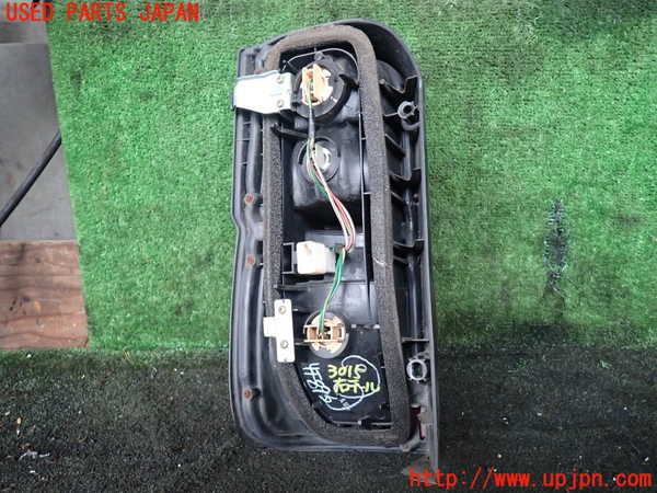 1UPJ-9230151530]ハイエースワゴン100系(KZH100G)右テールランプ 中古_3