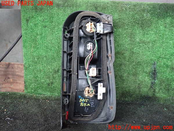 1UPJ-9230151536]ハイエースワゴン100系(KZH100G)左テールランプ 中古_3