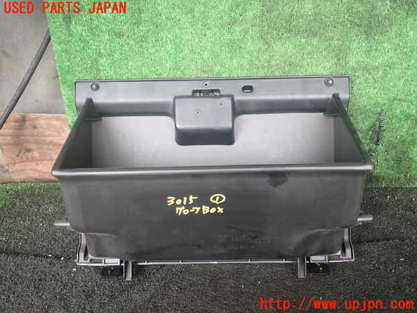 1UPJ-9230157516]ハイエースワゴン100系(KZH100G)グローブボックス1 中古_4