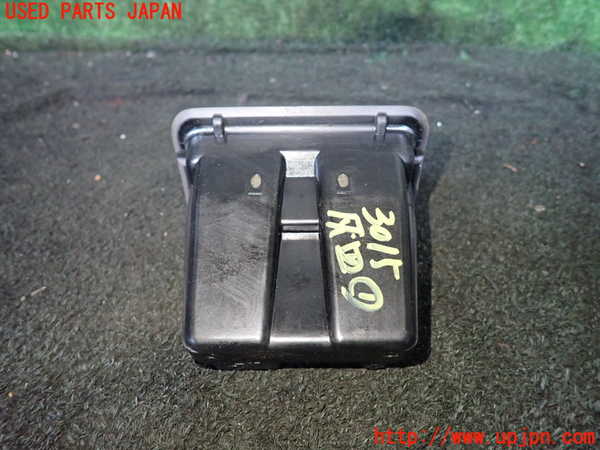 1UPJ-9230157821]ハイエースワゴン100系(KZH100G)灰皿1 中古_3