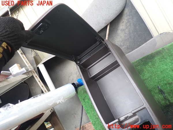 1UPJ-9230157540]ハイエースワゴン100系(KZH100G)センターコンソール 中古_3
