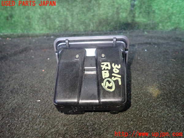 1UPJ-9230157822]ハイエースワゴン100系(KZH100G)灰皿2 中古_3