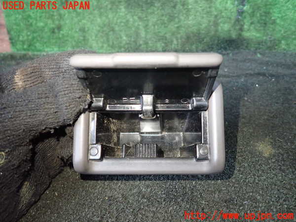 1UPJ-9230157823]ハイエースワゴン100系(KZH100G)灰皿3 中古_2