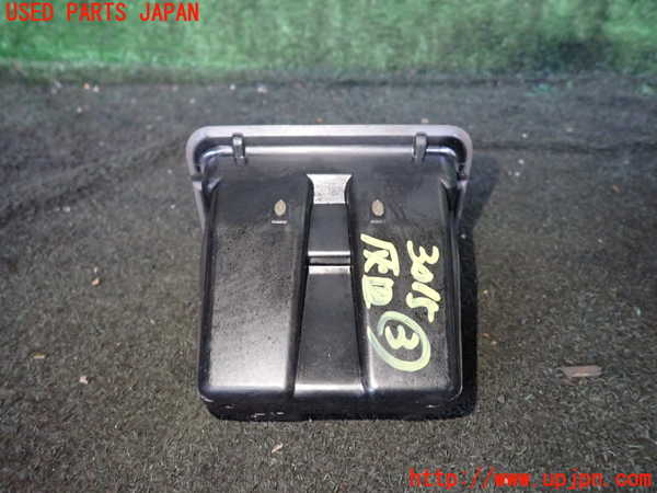 1UPJ-9230157823]ハイエースワゴン100系(KZH100G)灰皿3 中古_3
