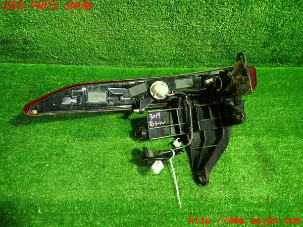 1UPJ-9230191530]ハリアー ハイブリッド(AXUH80)右テールランプ 中古_2