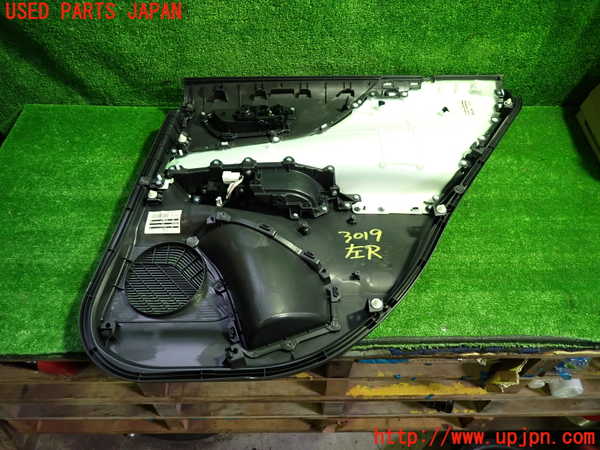 1UPJ-9230191324]ハリアー ハイブリッド(AXUH80)左後ドア内張り 中古_3