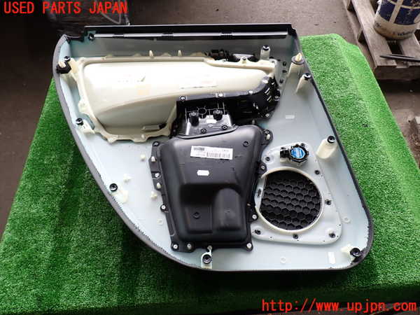 2UPJ-9230201294]ボルボ・XC60(DB4204TXC)右後ドア内張り 中古_5