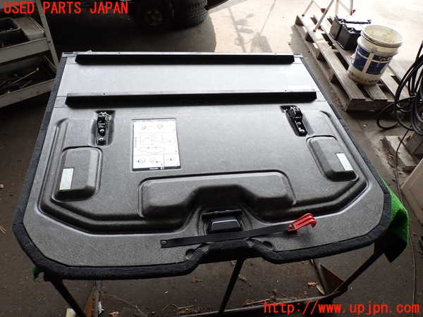 2UPJ-9230207771]ボルボ・XC60(DB4204TXC)ラゲッジトレイ1 中古_3