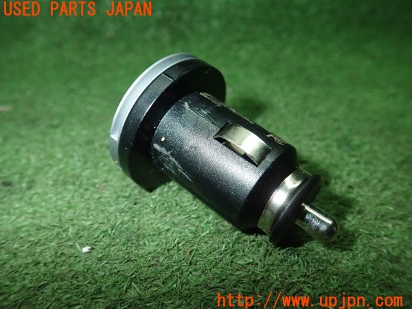 3UPJ=9230300512]BMW M4 クーペ(3C30 F82)純正 65412166411-1 USBチャージャー シガーソケット 中古_2