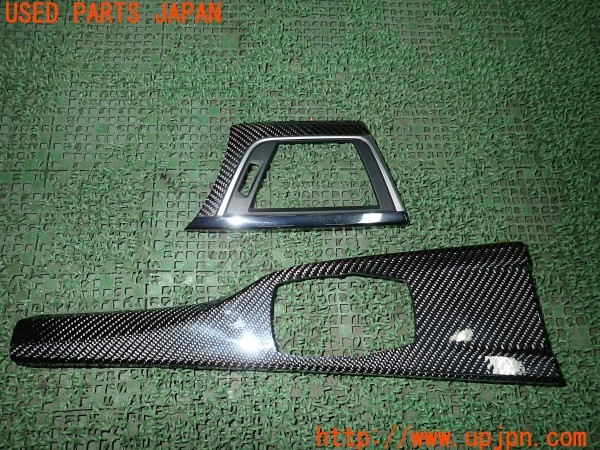 3UPJ=9230300645]BMW M4 クーペ(3C30 F82)純正 インストルメントパネル 吹き出し口 シフトパネル 右ハンドル用 カーボン調 内装パネル 中古_3