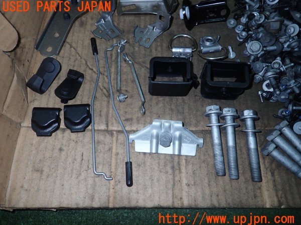 3UPJ=9230300720]BMW M4 クーペ(3C30 F82)ネジ・ナット・ステー類 セット ジャンク_3