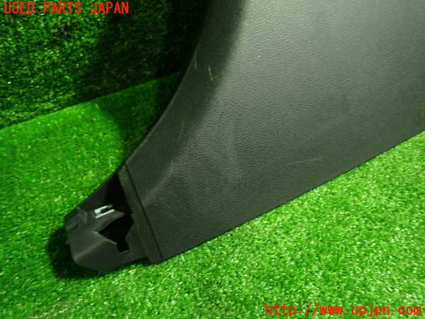 1UPJ-9230347665]ベンツ C200 W205(205042C)右センターピラートリム 中古_2