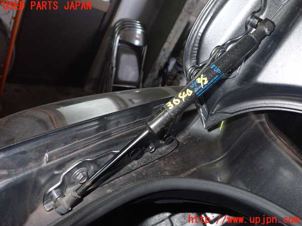 1UPJ-9230401506]スカイライン(YV37)トランクダンパー 中古_2