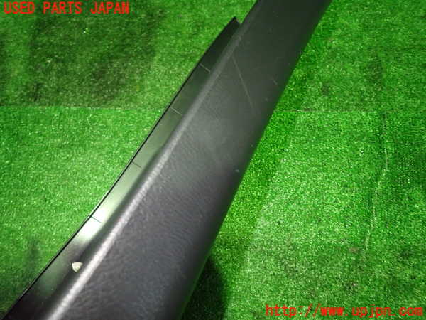 1UPJ-9230407665]スカイライン(YV37)右センターピラートリム 中古_4