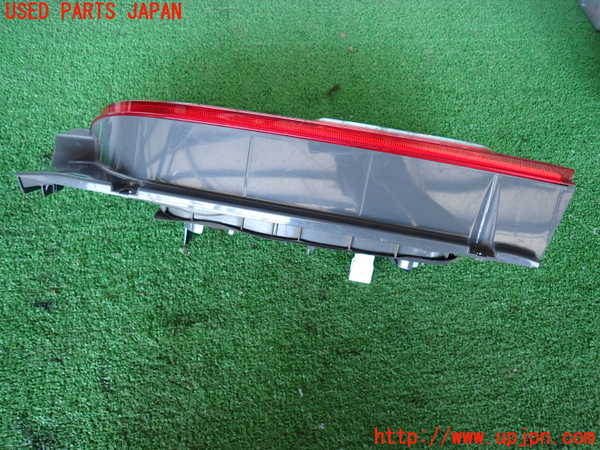 2UPJ-9230451530]ハイエースバン200系(TRH200V)右テールランプ 中古_3