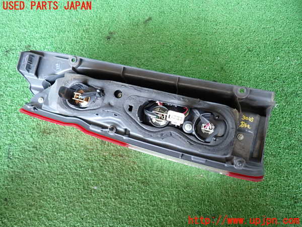 2UPJ-9230451530]ハイエースバン200系(TRH200V)右テールランプ 中古_4